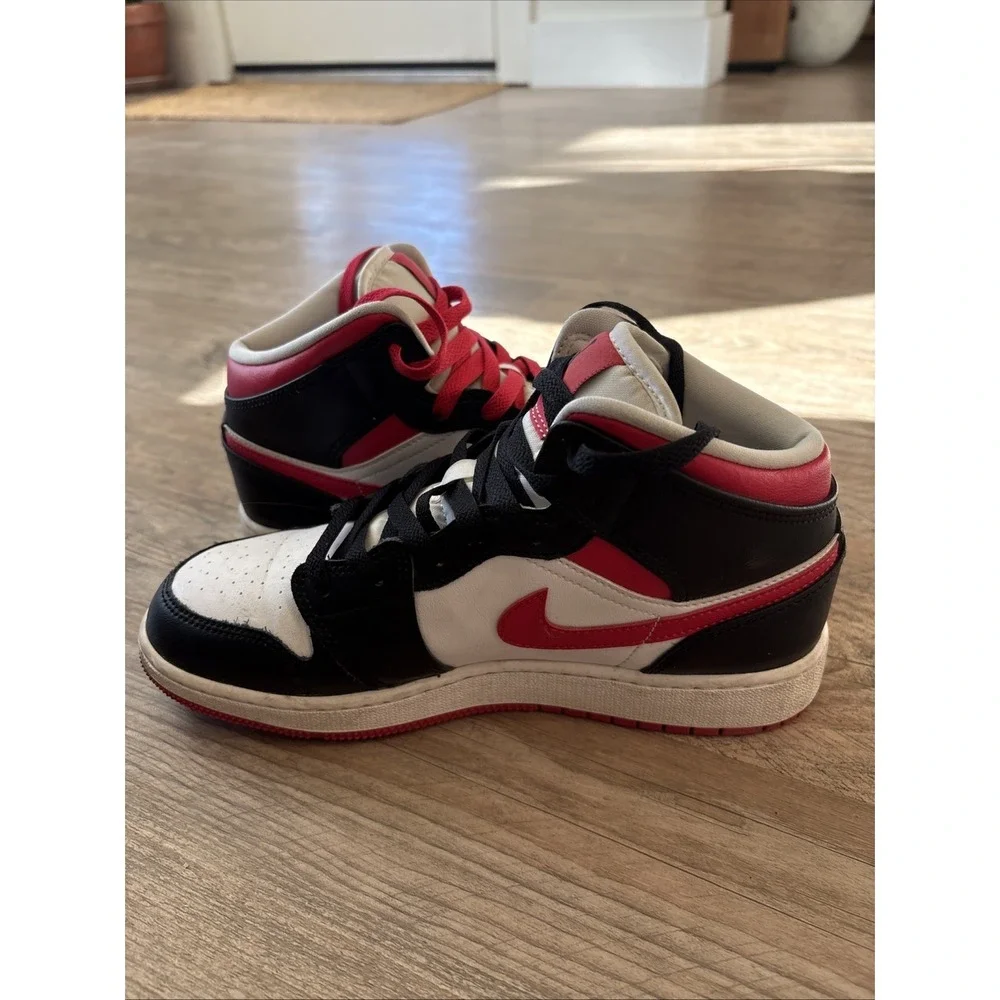 Air Jordan 1 Mid White Very Berry GS Youth Basketball Shoes Size 6 Y 554725-016‎